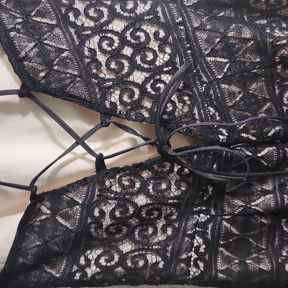 Lipsy London black lace halter dress, size 4 - Picture 5 of 8